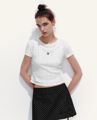  URBAN REVIVO - Áo croptop nữ cổ tròn tay ngắn chấm bi 