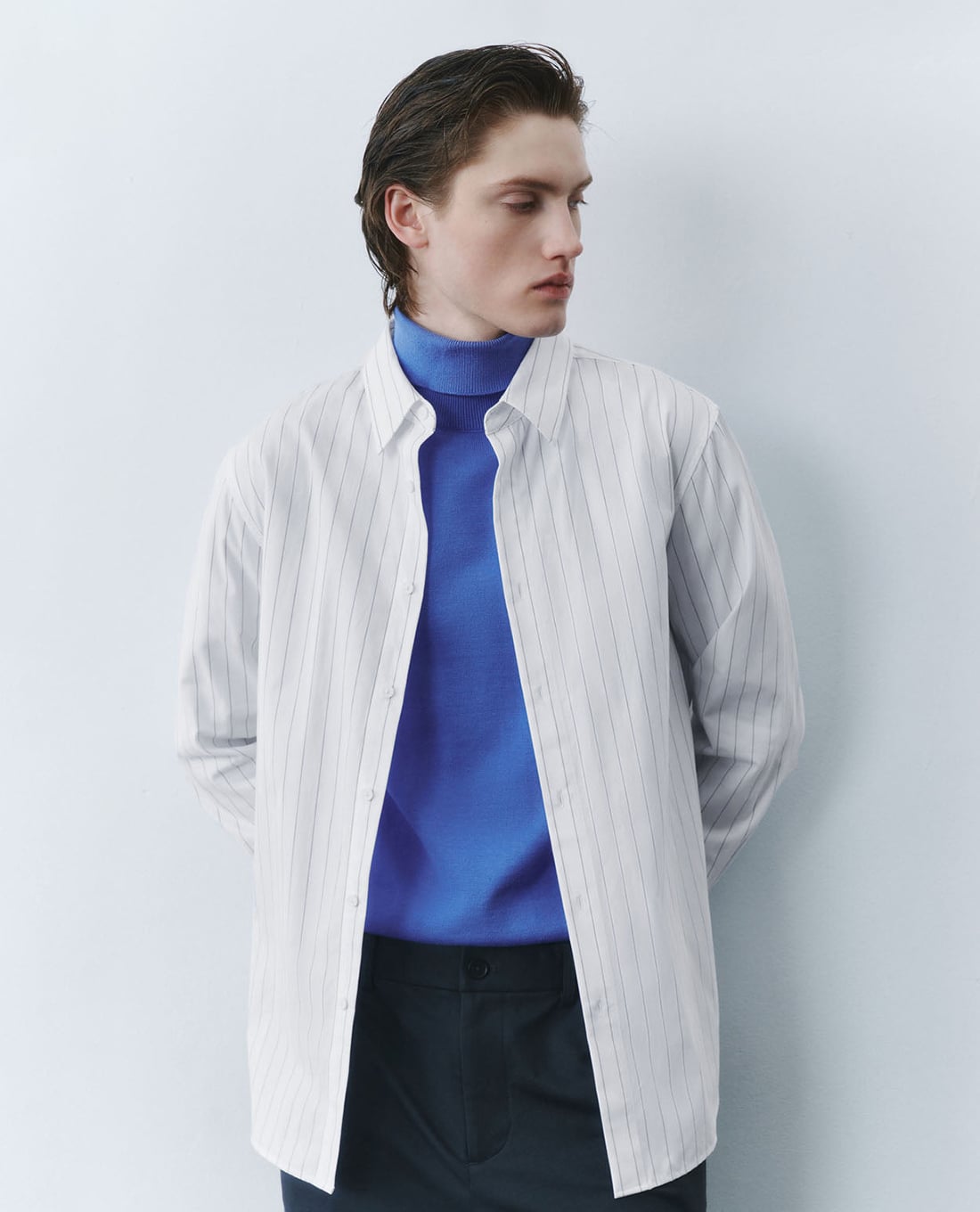 URBAN REVIVO - Áo sơ mi nam cổ bẻ tay dài kẻ sọc