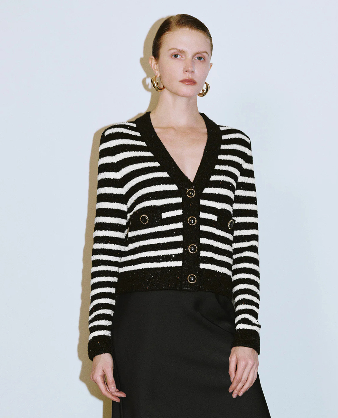 URBAN REVIVO - Áo khoác cardigan nữ cổ V kẻ sọc