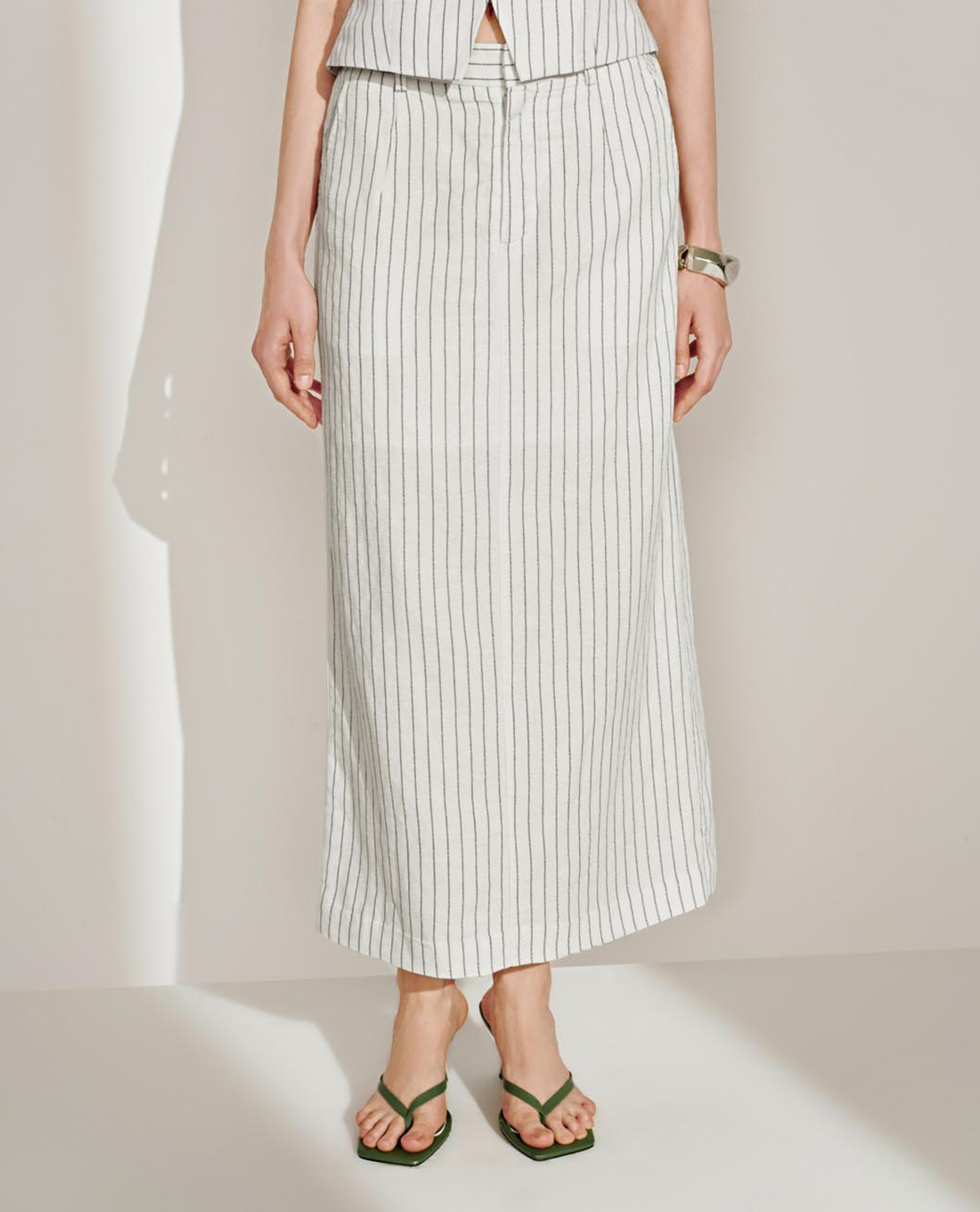 URBAN REVIVO - Chân váy phom suông midi kẻ sọc