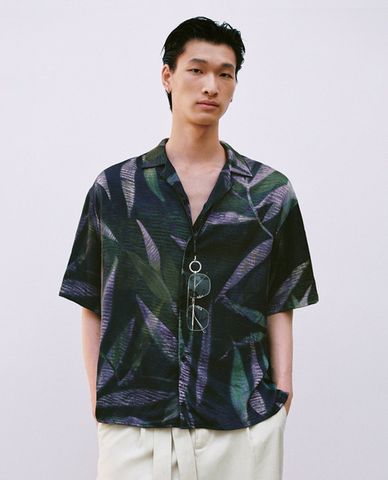  URBAN REVIVO - Áo sơ mi nam cổ bẻ tay ngắn in họa tiết 