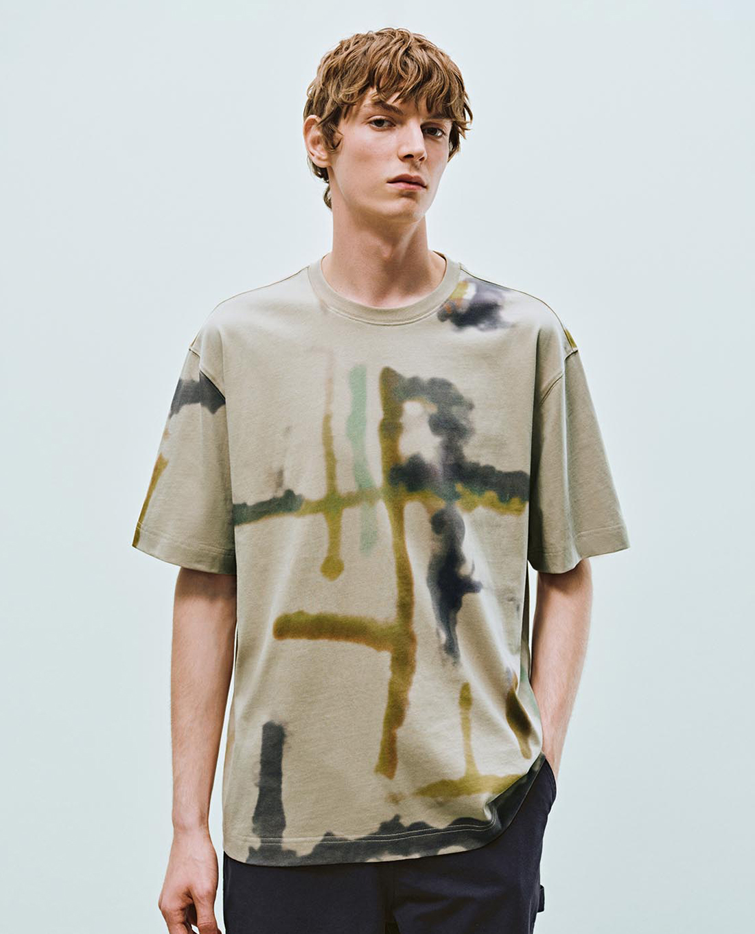 URBAN REVIVO - Áo thun nam cổ tròn tay ngắn họa tiết loang