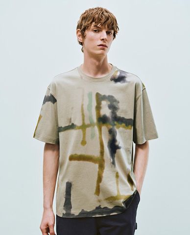  URBAN REVIVO - Áo thun nam cổ tròn tay ngắn họa tiết loang 