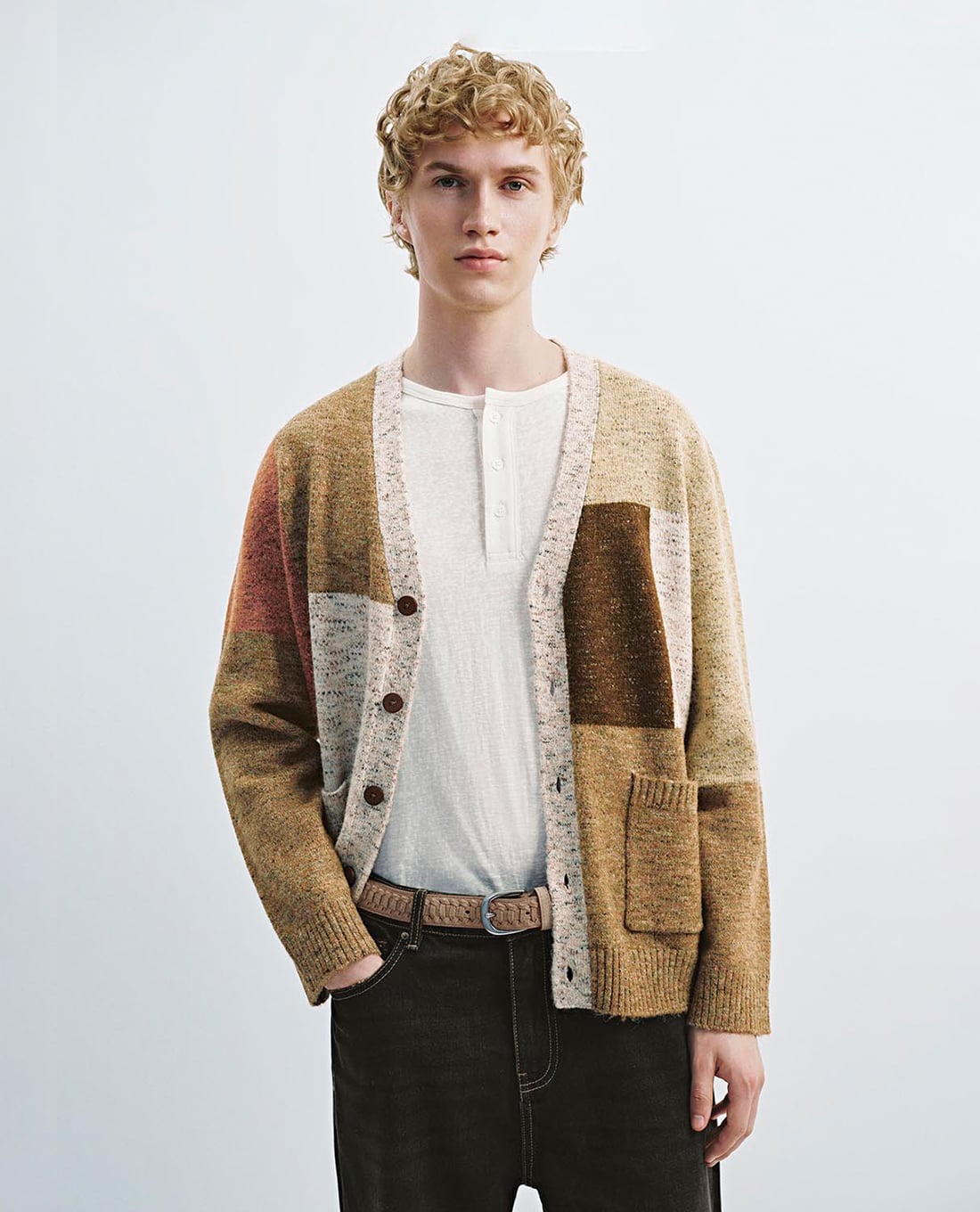 URBAN REVIVO - Áo khoác cardigan nam tay dài họa tiết khối màu