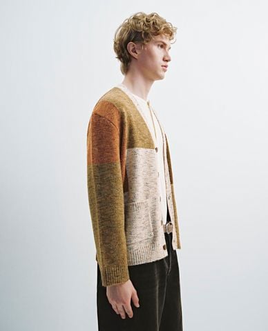  URBAN REVIVO - Áo khoác cardigan nam tay dài họa tiết khối màu 