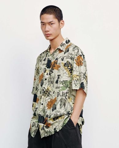  URBAN REVIVO - Áo sơ mi nam cổ bẻ tay ngắn in họa tiết 