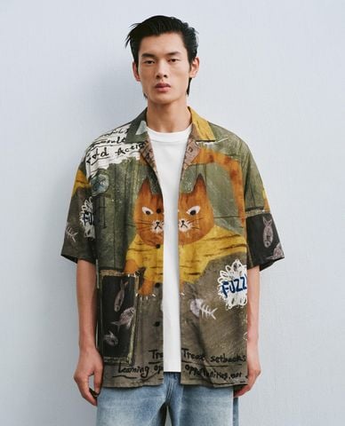  URBAN REVIVO - Áo sơ mi nam cổ bẻ tay ngắn in họa tiết 