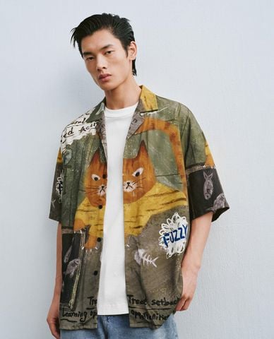  URBAN REVIVO - Áo sơ mi nam cổ bẻ tay ngắn in họa tiết 