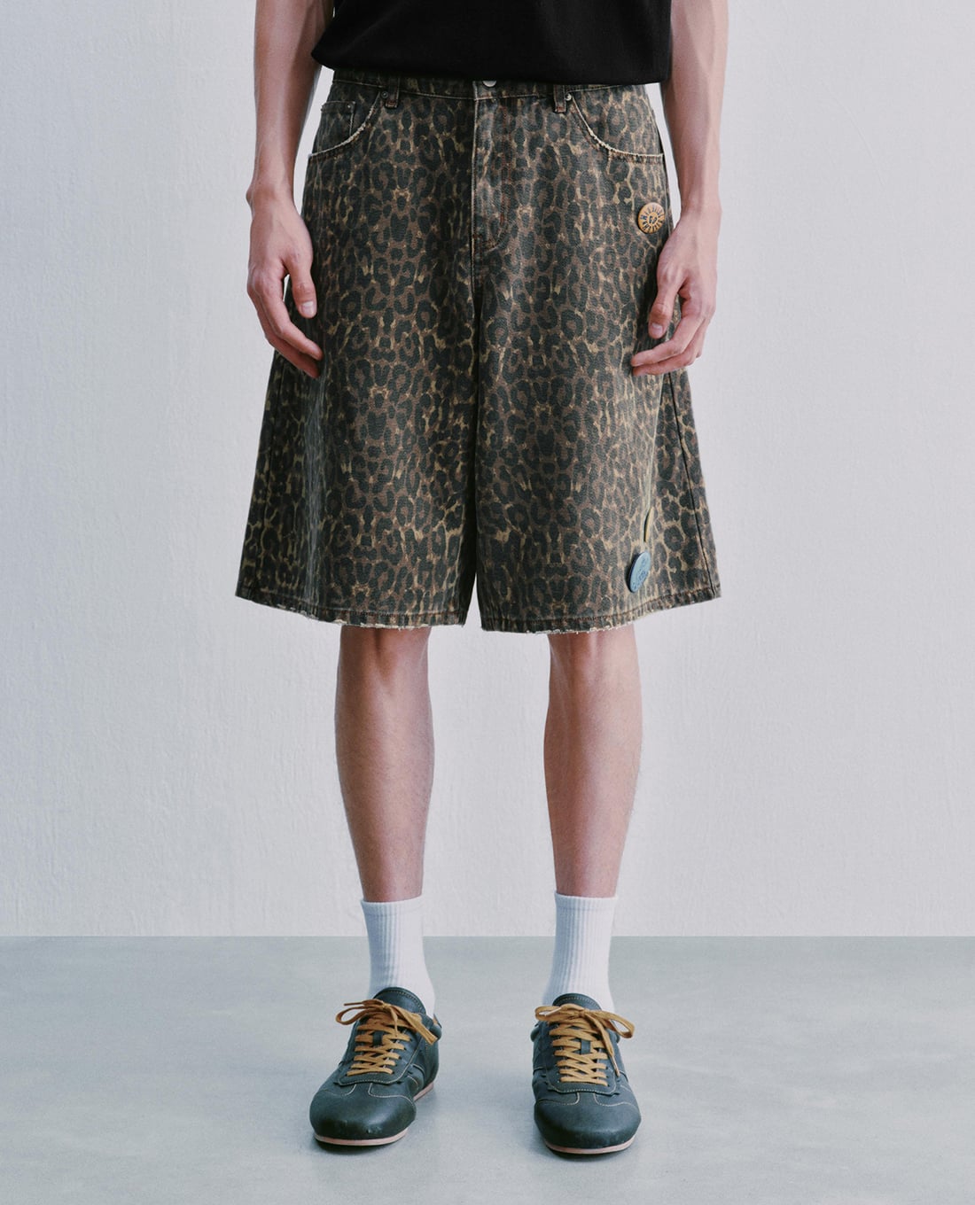 URBAN REVIVO - Quần short jeans nam họa tiết da báo