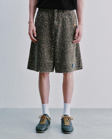  URBAN REVIVO - Quần short jeans nam họa tiết da báo 