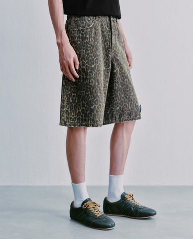  URBAN REVIVO - Quần short jeans nam họa tiết da báo 