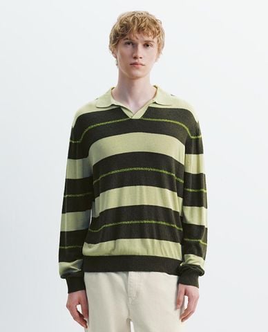  URBAN REVIVO - Áo dệt kim nam cổ bẻ tay dài sọc ngang 