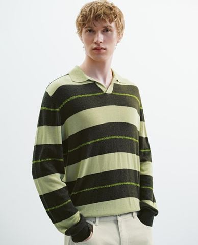  URBAN REVIVO - Áo dệt kim nam cổ bẻ tay dài sọc ngang 