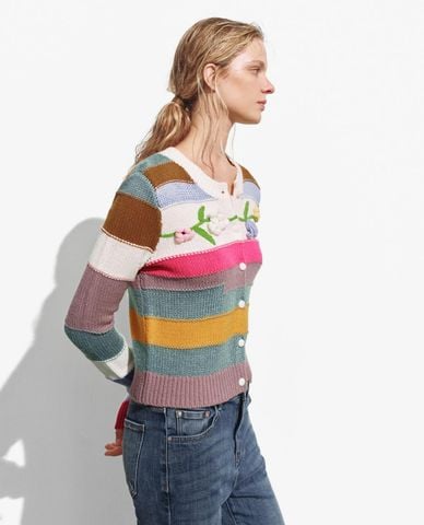  URBAN REVIVO - Áo khoác cardigan nữ cổ tròn tay dài thêu hoa 