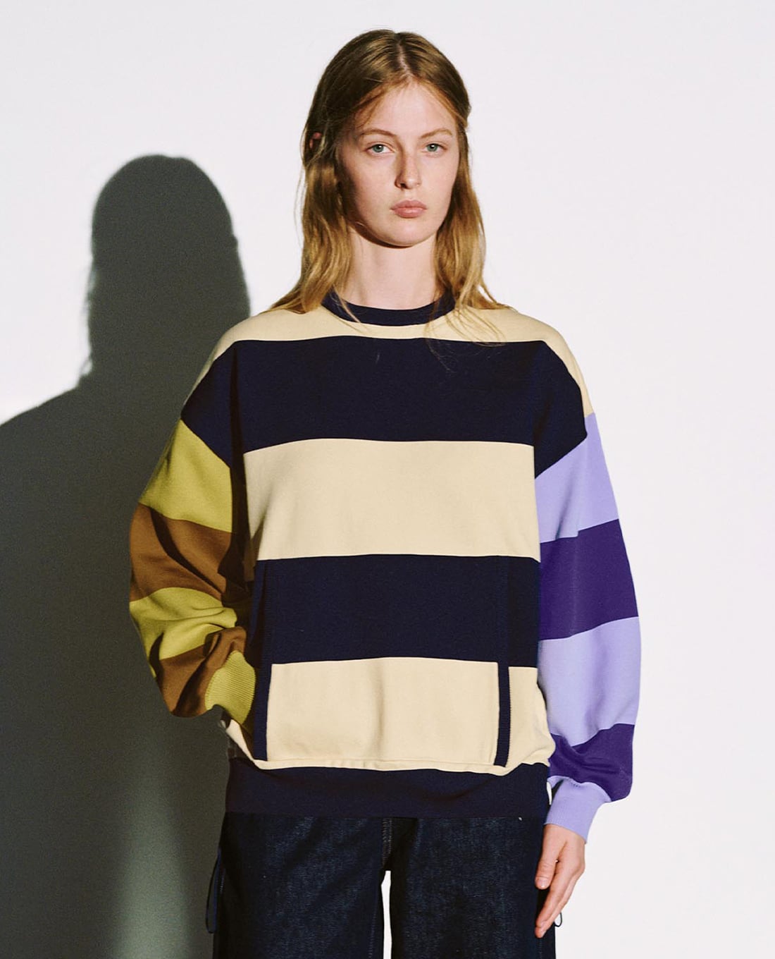 URBAN REVIVO - Áo sweatshirt nữ cổ tròn tay dài phối sọc