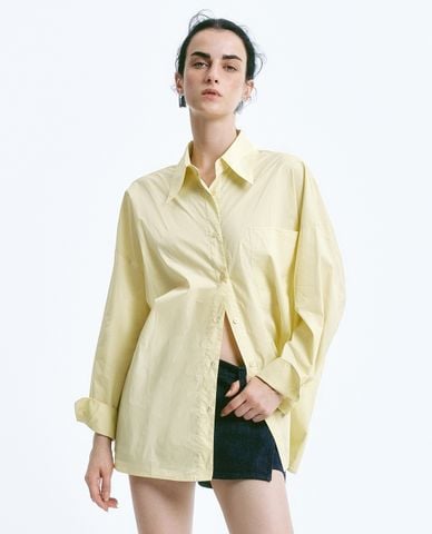  URBAN REVIVO - Áo sơ mi nữ cổ bẻ tay dài phom rộng 