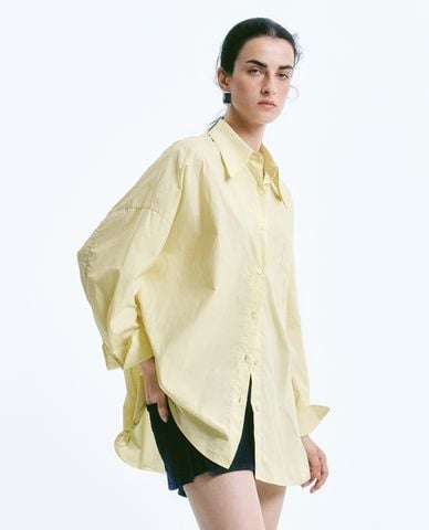  URBAN REVIVO - Áo sơ mi nữ cổ bẻ tay dài phom rộng 