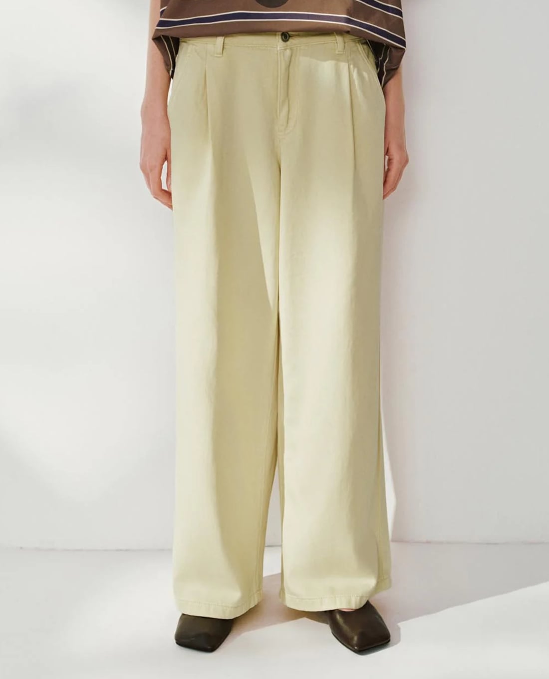 URBAN REVIVO - Quần jeans nữ ống rộng hiện đại