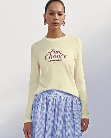  URBAN REVIVO - Áo thun nữ cổ tròn tay dài in chữ 