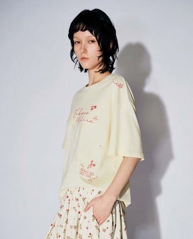  URBAN REVIVO - Áo thun nữ cổ tròn tay ngắn in họa tiết 