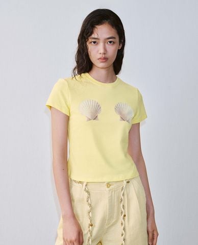  URBAN REVIVO - Áo thun nữ cổ tròn tay ngắn in hình 