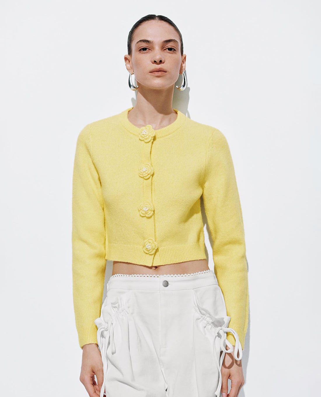 URBAN REVIVO - Áo cardigan nữ cổ tròn tay dài đính hoa nổi