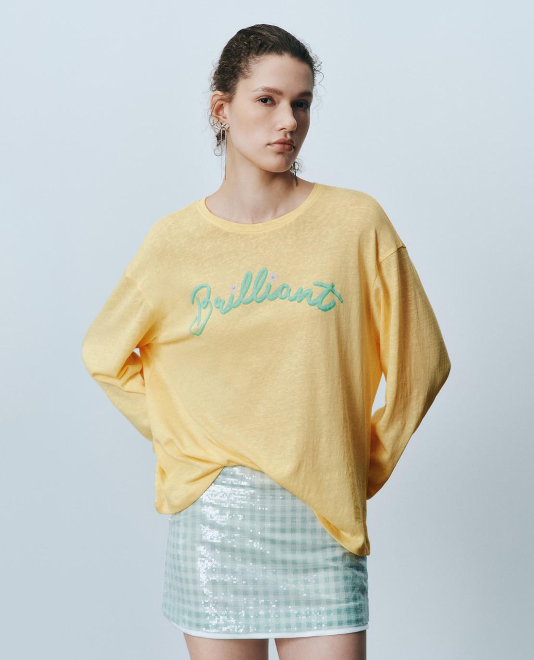 URBAN REVIVO - Áo thun nữ cổ tròn tay dài in họa tiết