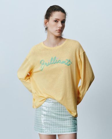  URBAN REVIVO - Áo thun nữ cổ tròn tay dài in họa tiết 