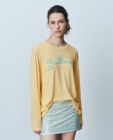  URBAN REVIVO - Áo thun nữ cổ tròn tay dài in họa tiết 