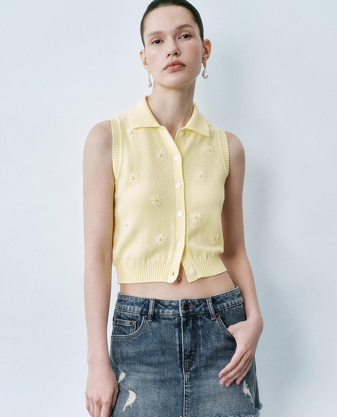 URBAN REVIVO - Áo dệt kim nữ phom croptop thêu hoa