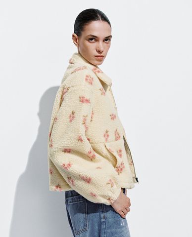  URBAN REVIVO - Áo khoác lông nữ cổ bẻ tay dài họa tiết hoa 