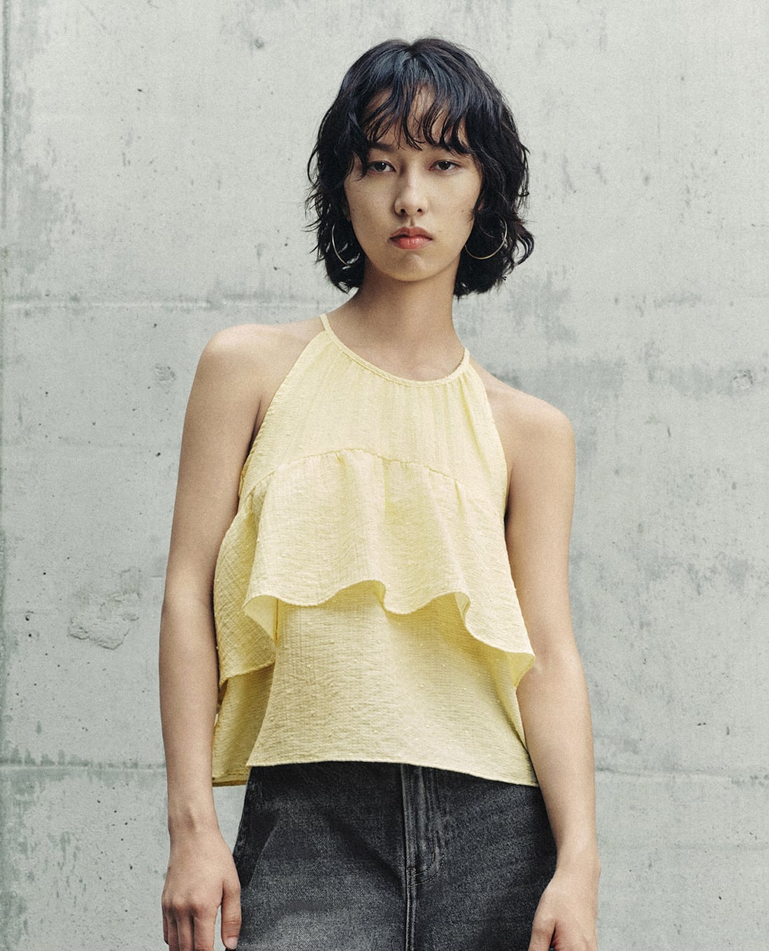 URBAN REVIVO - Áo kiểu nữ cổ yếm phối bèo xếp tầng