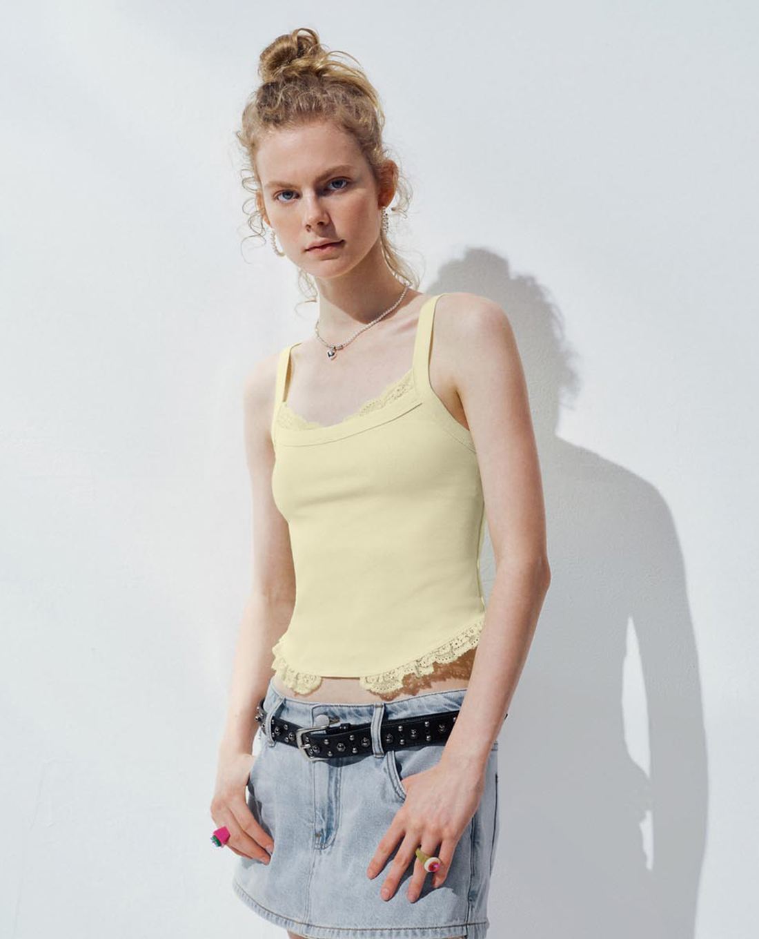 URBAN REVIVO - Áo hai dây nữ phom ôm viền ren