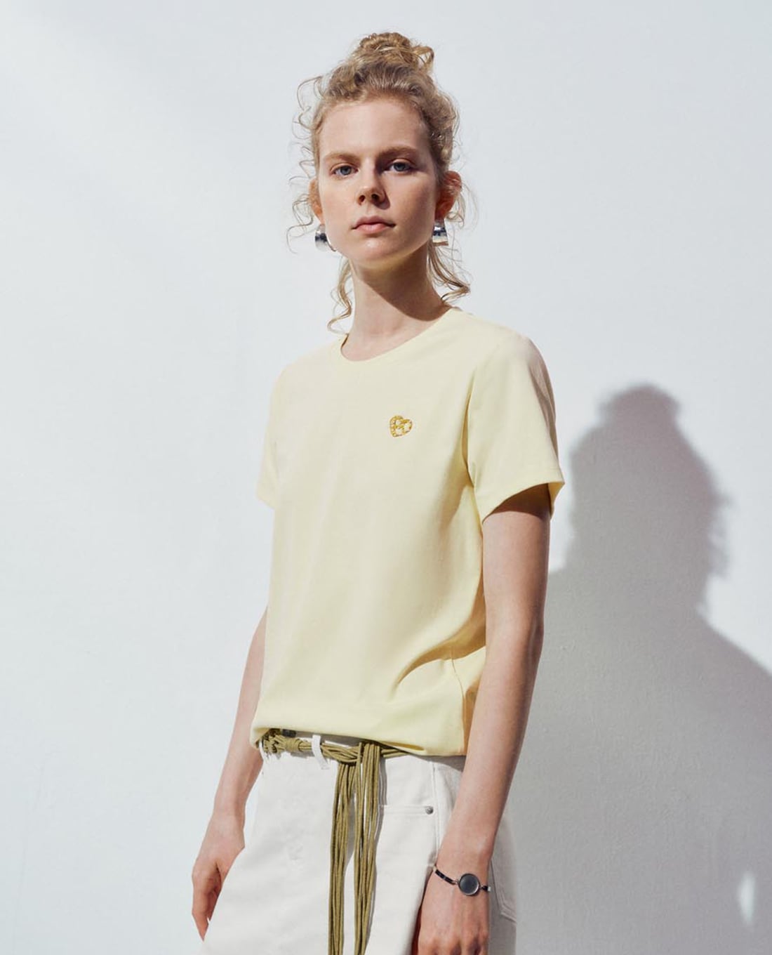 URBAN REVIVO - Áo thun nữ cổ tròn tay ngắn phối họa tiết