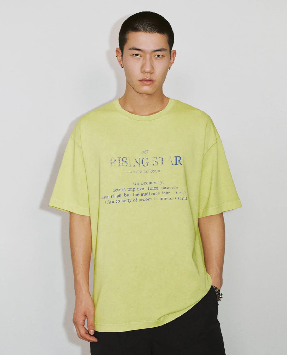 URBAN REVIVO - Áo thun nam cổ tròn tay ngắn in họa tiết