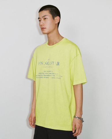  URBAN REVIVO - Áo thun nam cổ tròn tay ngắn in họa tiết 