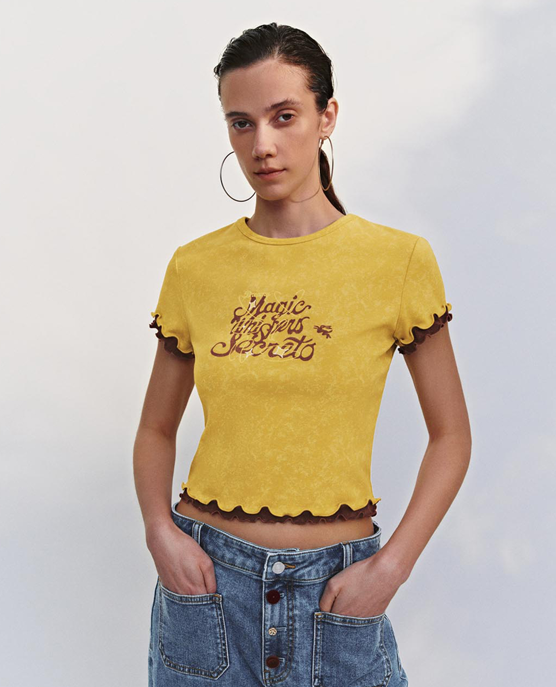 URBAN REVIVO - Áo croptop nữ cổ tròn phối bèo nhún