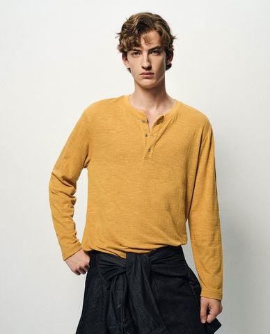  URBAN REVIVO - Áo thun nam cổ henley tay dài 
