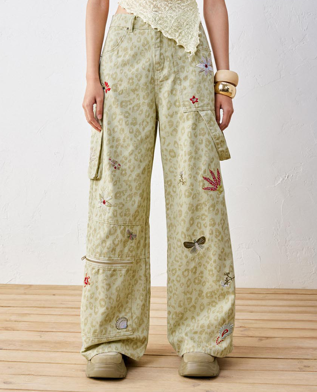 URBAN REVIVO - Quần nữ ống rộng họa tiết thêu hoa