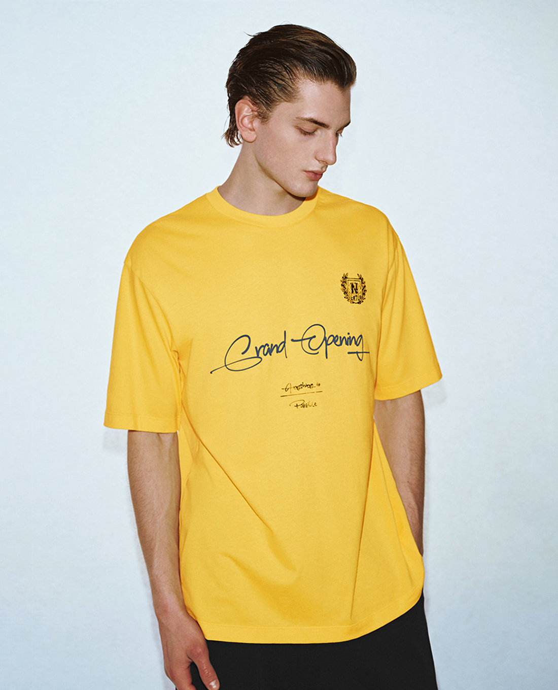 URBAN REVIVO - Áo thun nam cổ tròn tay ngắn hiện đại