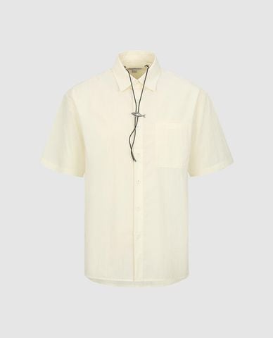  URBAN REVIVO - Áo sơ mi nam tay ngắn phối vòng dây cá tính 