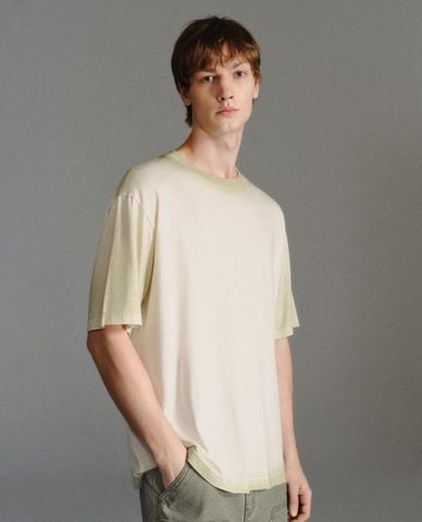  URBAN REVIVO - Áo thun nam cổ tròn tay ngắn phối màu 