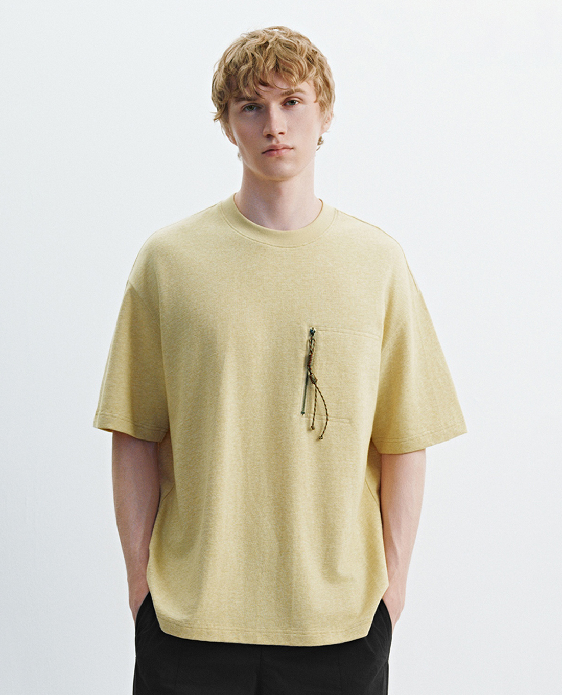 URBAN REVIVO - Áo thun nam cổ tròn tay ngắn phối túi