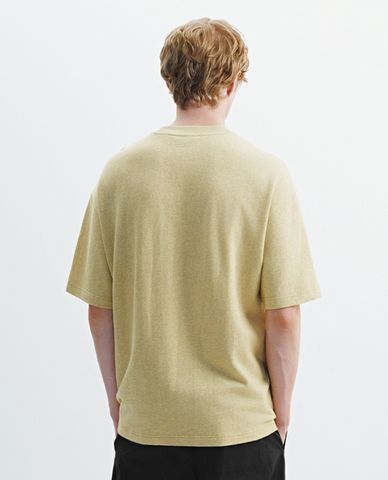  URBAN REVIVO - Áo thun nam cổ tròn tay ngắn phối túi 