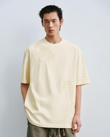  URBAN REVIVO - Áo thun nam cổ tròn tay ngắn thêu nổi 
