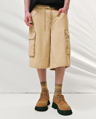  URBAN REVIVO - Quần short jeans nam phối túi hộp 