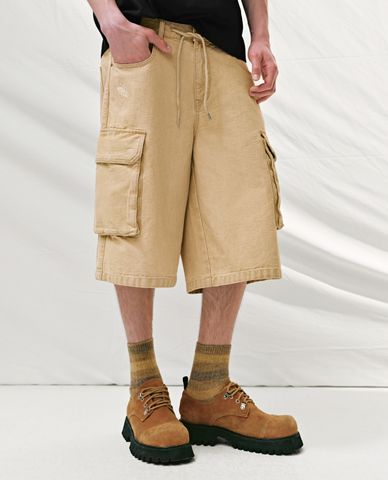  URBAN REVIVO - Quần short jeans nam phối túi hộp 