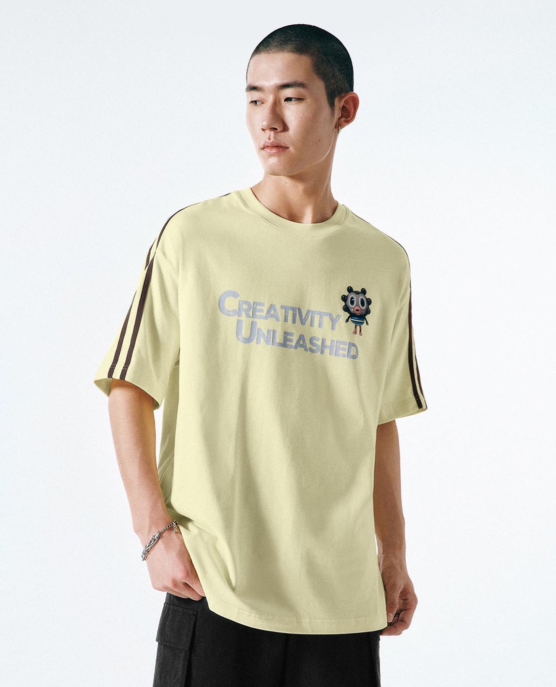 URBAN REVIVO - Áo thun nam cổ tròn tay ngắn in họa tiết