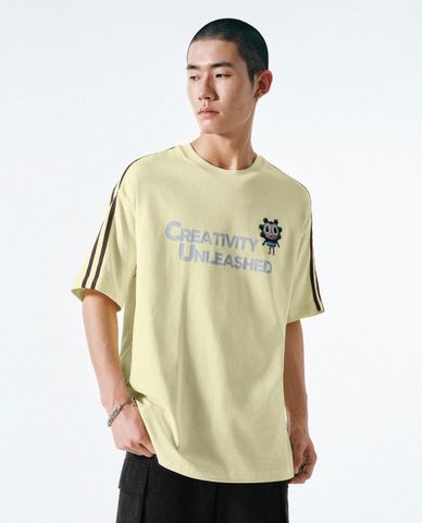  URBAN REVIVO - Áo thun nam cổ tròn tay ngắn in họa tiết 