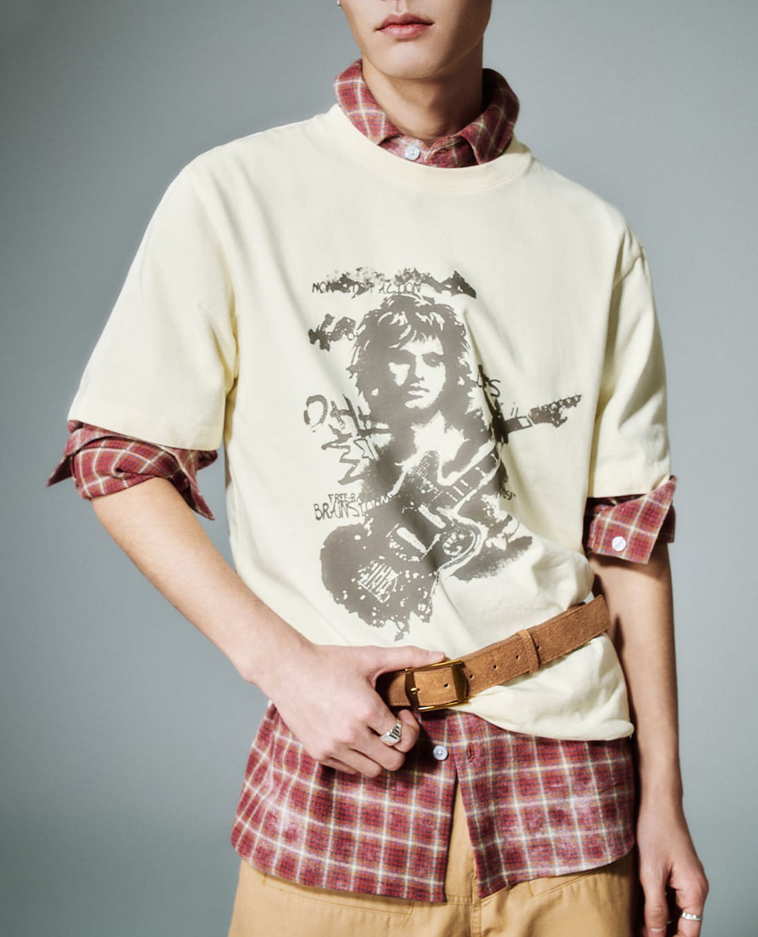 URBAN REVIVO - Áo thun nam cổ tròn tay ngắn in hình